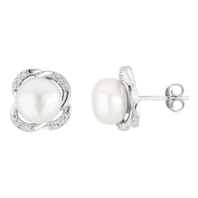 Load image into Gallery viewer, Flower Pearl Studs.
