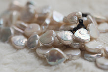 Load image into Gallery viewer, Heart flat Pearl Strand 18"
