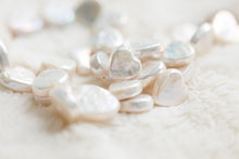 Load image into Gallery viewer, Heart flat Pearl Strand 18"
