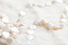 Load image into Gallery viewer, Heart flat Pearl Strand 18"
